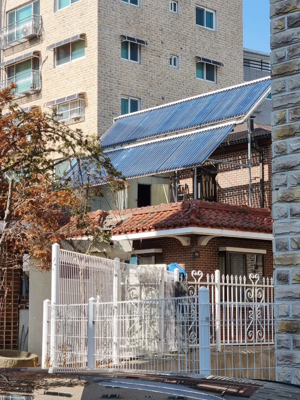 태양열난방 설치 — 주택 옥상 위 집열기와 외관