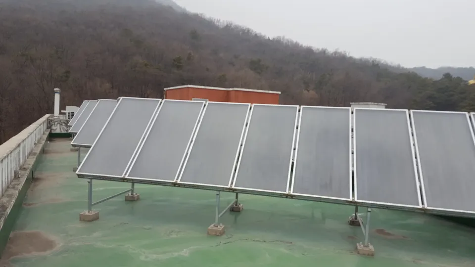 태양열난방 설치 — 녹색 옥상 위 집열기 어레이