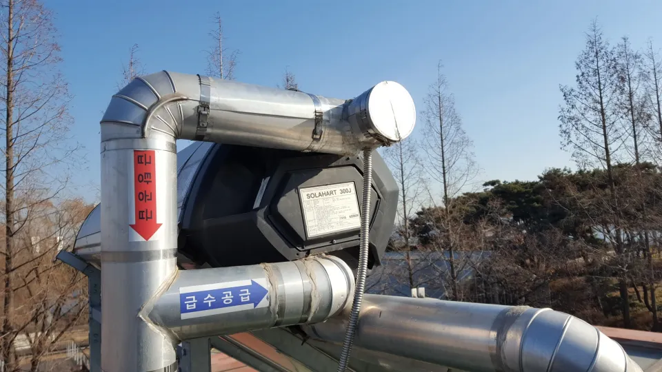태양열난방 현장 — 알루미늄 외장 보온 배관과 센서